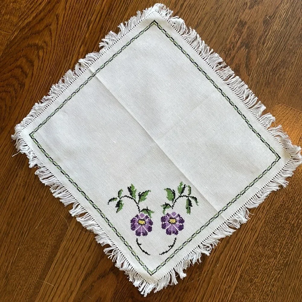 Vintage white small tablecloth & 4 napkins with cross stitch‎ purple flowers